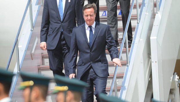 David Cameron bei der Ankunft am Flughafen in Tokio: Er reiste mit der 747 von Sonangol.