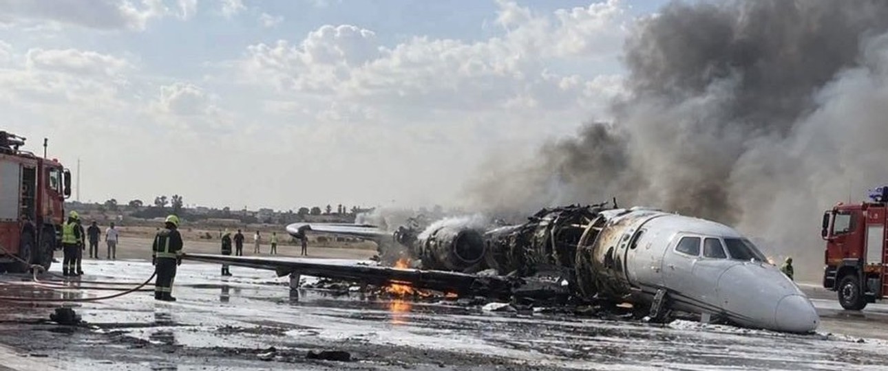 Dei völlig ausgebrannte Cessna Citation in Misrata: Betrunkene Piloten?