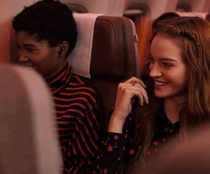 Passagierinnen von Swiss: Sie erfahren neu deutlicher, dass Swiss zu Lufthansa Group gehört.