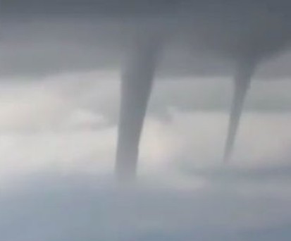 Flugzeug fliegt an drei Tornados vorbei