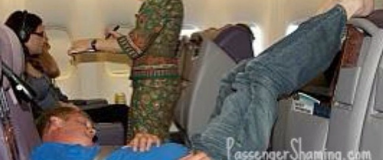 «Passenger Shaming» nimmt sich auf Social Media Plattformen den Fluggästen an, in deren Nähe man wirklich nicht sitzen möchte. Der Typ Beine hoch ist einer der harmloseren.