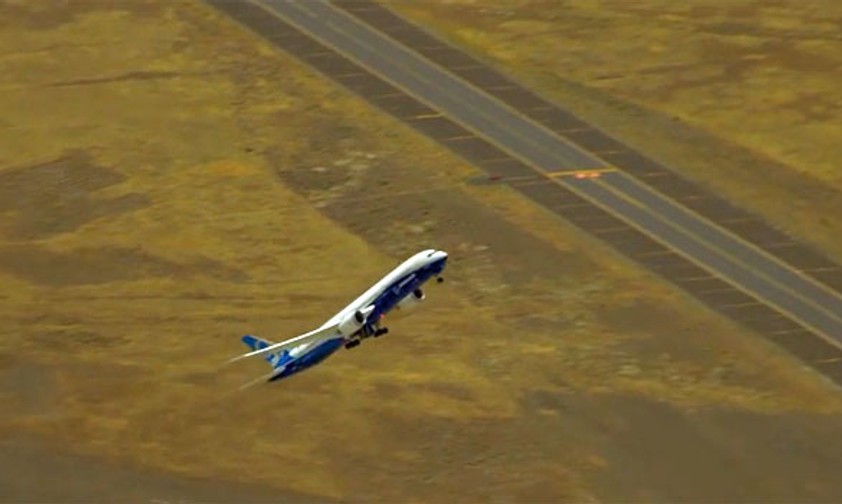 Spektakuläre Manöver mit dem großen Dreamliner
