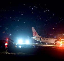 Die verunglückte Boeing 737: Rettungskräfte versuchen, sie wieder auf festen Grund zu ziehen.