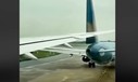Der Moment der Bodenkollision: Die Boeing 787 von Vietnam Airlines trifft den A321.