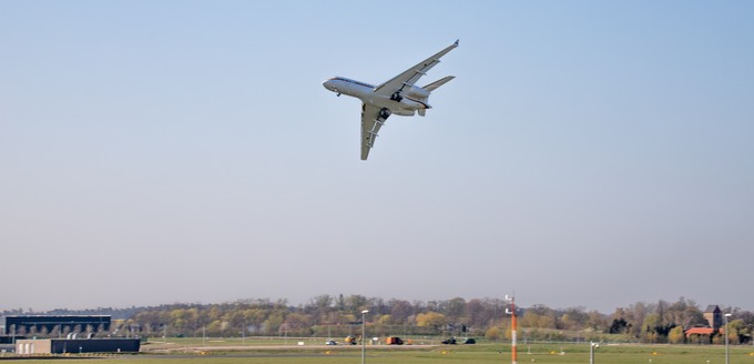 Die Piloten hatten Mühe, das Flugzeug zu kontrollieren.