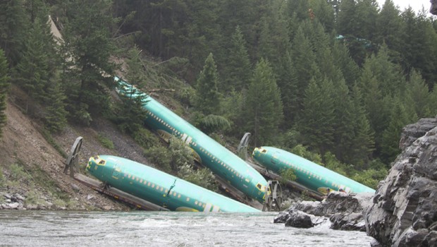 Drei der Flieger sind von den entgleisten Waggons zum Fluss gerutscht.
