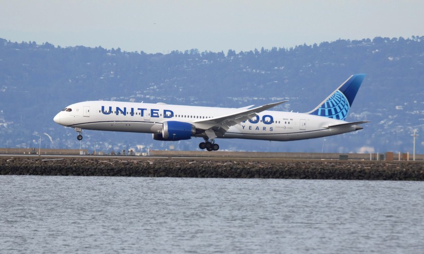 N61101: Die Boeing 787 macht United Airlines Probleme.