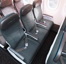 Die Premium Economy heißt offiziell Extra Comfort und unterscheidet sich von der Economy durch einen um 5 Zoll größeren Sitzabstand von 36 Zoll oder 91 Zentimetern. Zudem stehen USB-Anschlüsse und Steckdosen zur Verfügung.
