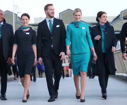 Die neuen Kabinenuniformen von Aer Lingus: Im Gegensatz zur Bemalung der Flugzeugen ändert sich die Farbe Grün nicht, Der Lingus führt aber ein neues Marineblau ein.