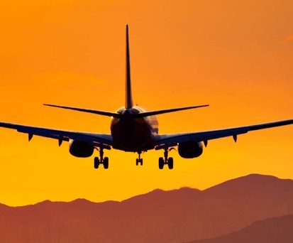 Flugzeug im Sonnenuntergang: Im April soll die neue nordzypriotissche Fluggesellschaft Blue Kyrenia Airlines starten.
