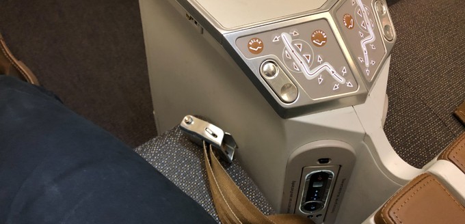 Genau wie im A340-600 gibt es auch eine Massage-Funktion. Neu ist jedoch der USB-Port.