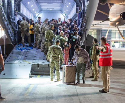 Afghanische Flüchtlinge steigen aus einem Flieger der deutschen Bundeswehr aus. Von Taschkent aus wurden sie mit einem Airbus A340-300 ...
