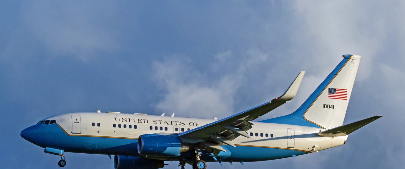Die Boeing C-40 Clipper ist eine militärische Version der Boeing 737-700 C und wird von den USA für den Transport ranghoher Militärs und Politiker genutzt.