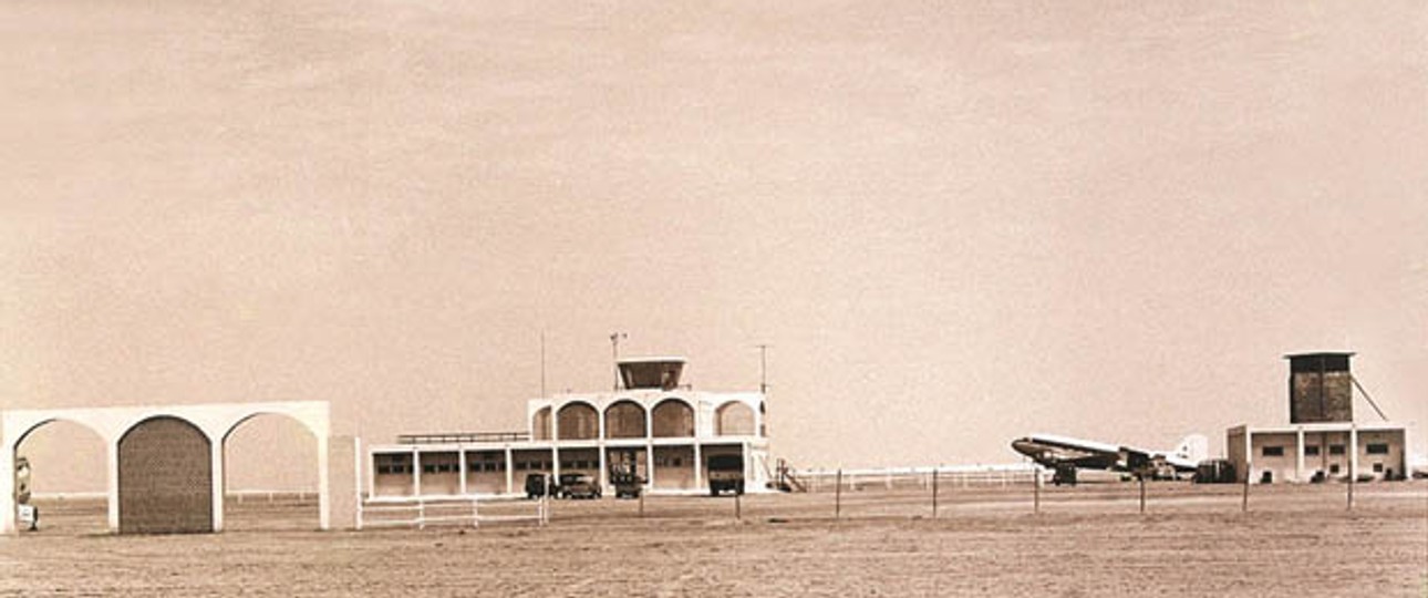 Am 30. September 1965 eröffnete der Flughafen Dubai. Eine 1800 Meter lange Piste aus gepresstem Sand, ein Terminal, ein Kontrolltürmchen und eine Feuerwehrstation reichte aus. Den Airport benutzen lediglich ein paar Fluglinien als Tankstopp.