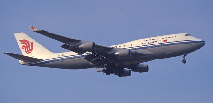 Die Boeing 747-400 mit dem Kennzeichen B-2447 von Air China (hier zu sehen im Jahr 2003) ist 27,0 Jahre alt. Derzeit bedient sie Inlandsrouten zwischen Peking, Shanghai und Shenzhen.