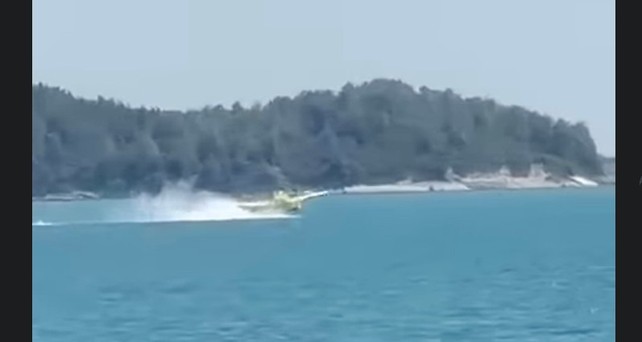 Der Moment des Unglücks: Die Air Tractor AT-802F berührte mit der rechten Tragfläche das Wasser.