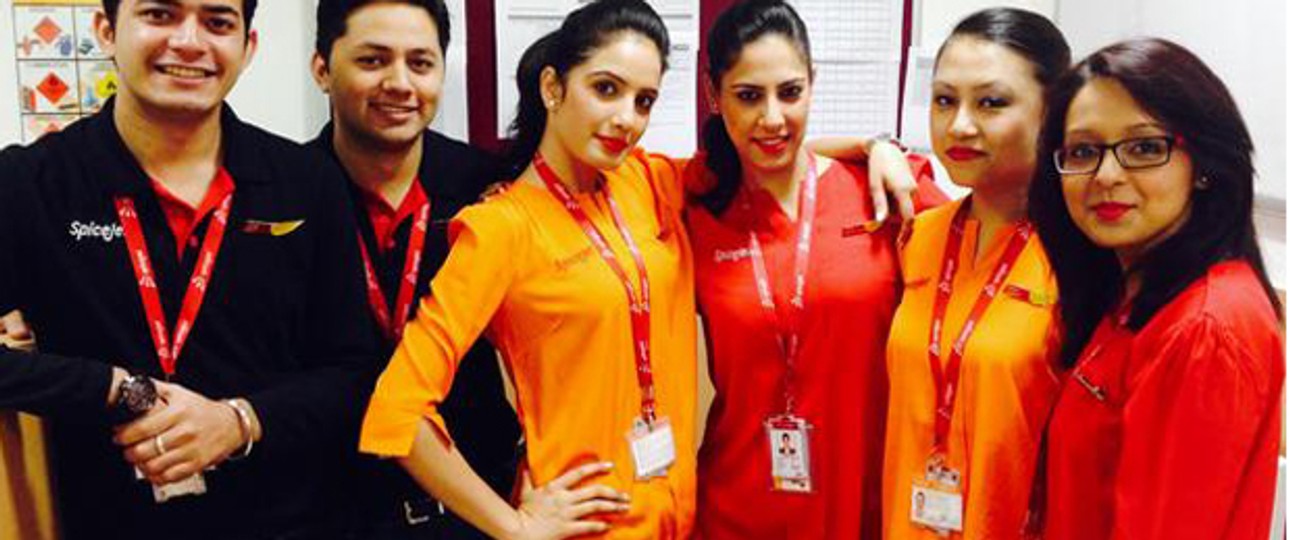 Spicejets Wochenend-Uniform: Poloshirt und Bluse und dazu Jeans.