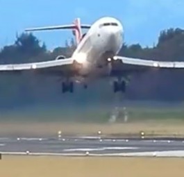 Die Boeing 727 von Aerosucre: Plötzlich wieder die Nase gesenkt.