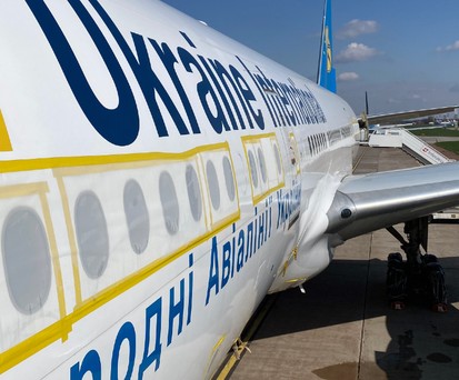 Während der Corona-Krise geparkte Boeing 777-200 von Ukraine International: Die Airline such Einnahmequellen.