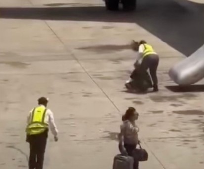 Reisende mit Handgepäck: Bei der Evakuierung muss es im Flugzeug bleiben.