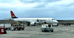 Embraer E190 von Airlink am Flughafen St. Helena: Auf einem Flug saß auch eine infizierte Frau. 
