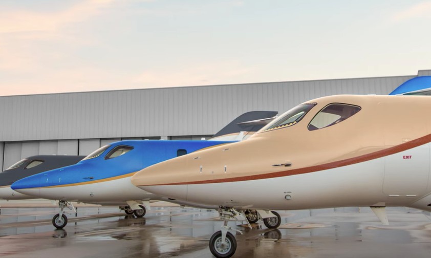 Honda Jet Elite S: In Luxe Gold  (vorne), Deep Sea Blue und Gunmetal.