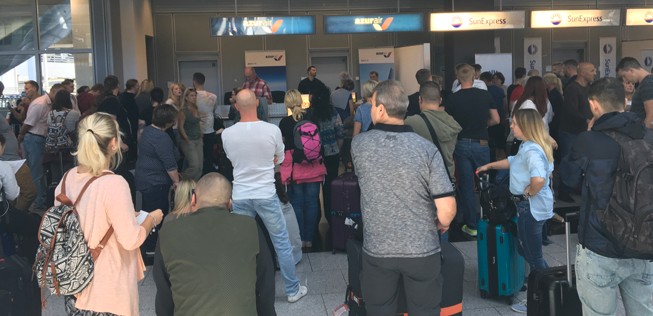 Verärgerte Passagiere: Azur Airs Erstflug startet wohl erst Dienstag.