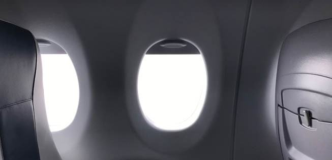 Das Innere ist hell, vor allem auch dank cleverer Beleuchtung und dank für einen Regionaljet großen Fenstern. Mit den Fenstern der deutlich größeren Bombardier C-Series können sie allerdings nicht mithalten.