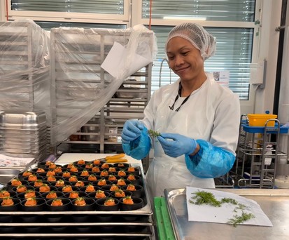 Auch in der Küche von Gate Gourmet wird vieles von Hand gemacht.