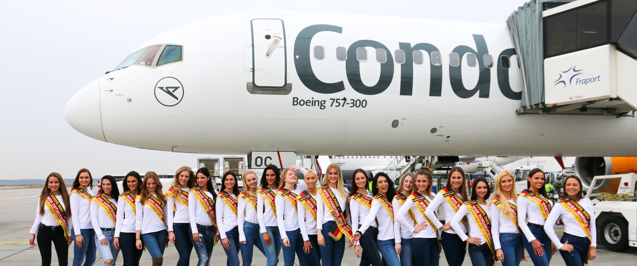 Glückliche Miss-Germany-Kandidatinnen vor Condor-Flugzeug: Trotz Verspätungschaos kamen sie diesen Sommer pünktlich zur Wahl.