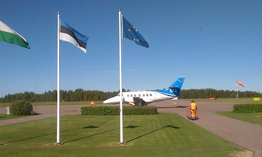 Jetstream 32 von Saartelennuliinid/Transaviabaltika am Flughafen Kuressaare: Morgens und abends gibt es je einen Flug aus und nach Tallinn.