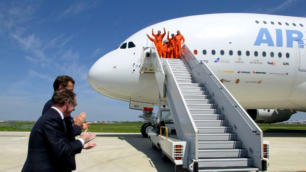 Wegen technischer Probleme musste der Erstflug jedoch zuerst mehrfach verschoben werden. Das kostete Airbus diverse Kunden. Am 27. April 2005 war es dann doch noch soweit.