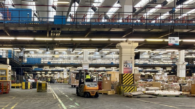 Ein Blick in den bisherigen Palettierungsbereich von Lufthansa Cargo. In den roten Körben (oben im Bild) wird aktuell noch die mittelgroße Fracht im Lager transportiert. 