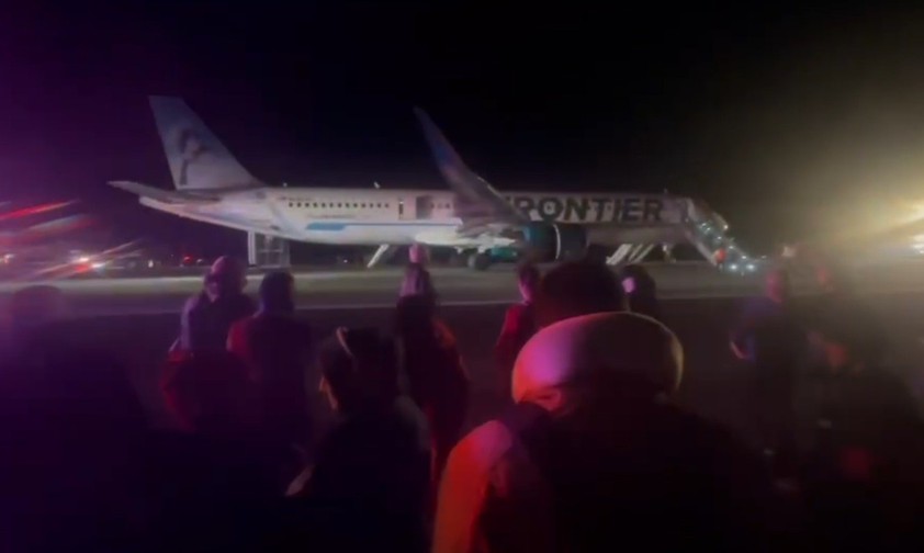 Der Airbus A321 Neo von Frontier: Die Passagiere verließen das Flugzeug über die Notrutschen.