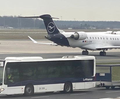 Zubringerjets von Lufthansa, fotografiert aus einem Condor-Flieger: Es wird neu verhandelt.