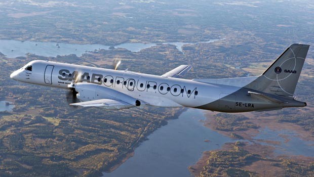 Die Saab 340 war ein großer Erfolg. Und so entschied sich der schwedische Hersteller 1988, ein vergrößertes Modell zu bauen. Auch sie war technisch gut, mit einer Reisegeschwindigkeit von 665 Kilometern pro Stunde war die Saab 2000 etwa sehr schnell.