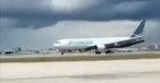 Boeing 767 in Bemalung von Amazon: Das linke Hauptfahrwerk berührte den Boden nicht. 