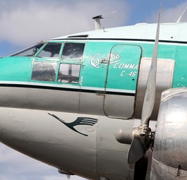 Zur Flotte von Buffalo Airways gehören vor allem oldtimer. So etwa diese Curtiss C-46 Commando, die früher einmal für Lufthansa geflogen war.