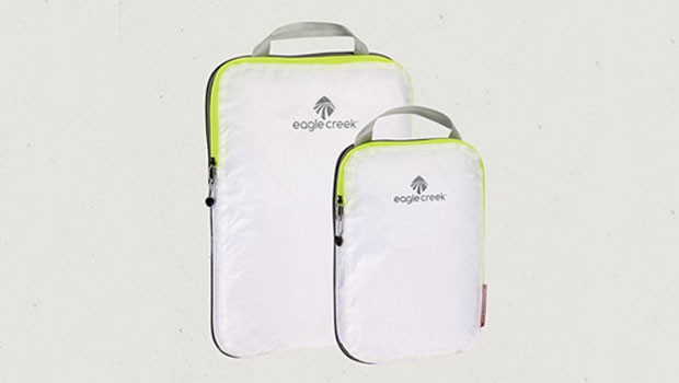 Einige Airlines haben zwar Vorschriften, wie groß das Handgepäck sein darf – aber nicht, wie schwer. Um also den Platz effizient auszunutzen, gibt es etwa die Pack-It Specter Compression Cubes, eine Tasche mit der man Kleidung komprimieren kann.