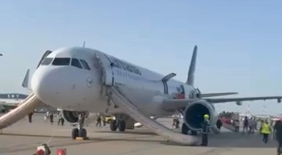 Der Airbus A321 Neo von Lufthansa bei der Evakuierung: Starker Geruch nach Kerosin.