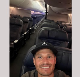 Ziemlich viel Platz: Jaykwono auf dem Flug von United Airlines.