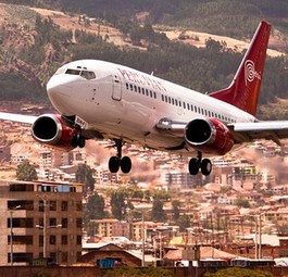 Peruvian Airlines stellte im Oktober den Betrieb ein. Aufgrund von Unstimmigkeiten rund um die Einfuhr von zwei Flugzeugen hätten die Finanz- und Zollbehörden die Konten blockieren lassen, <a href="https://www.aerotelegraph.com/peruvian-airlines-am-boden" target="_blank" rel="noopener">so die Airline</a>. Ohne Liquidität habe man den Betrieb zuerst einen halben Tag einstellen müssen, und in der Folge das Vertrauen der Reiseagenturen verloren, so dass die Buchungen eingebrochen seien.