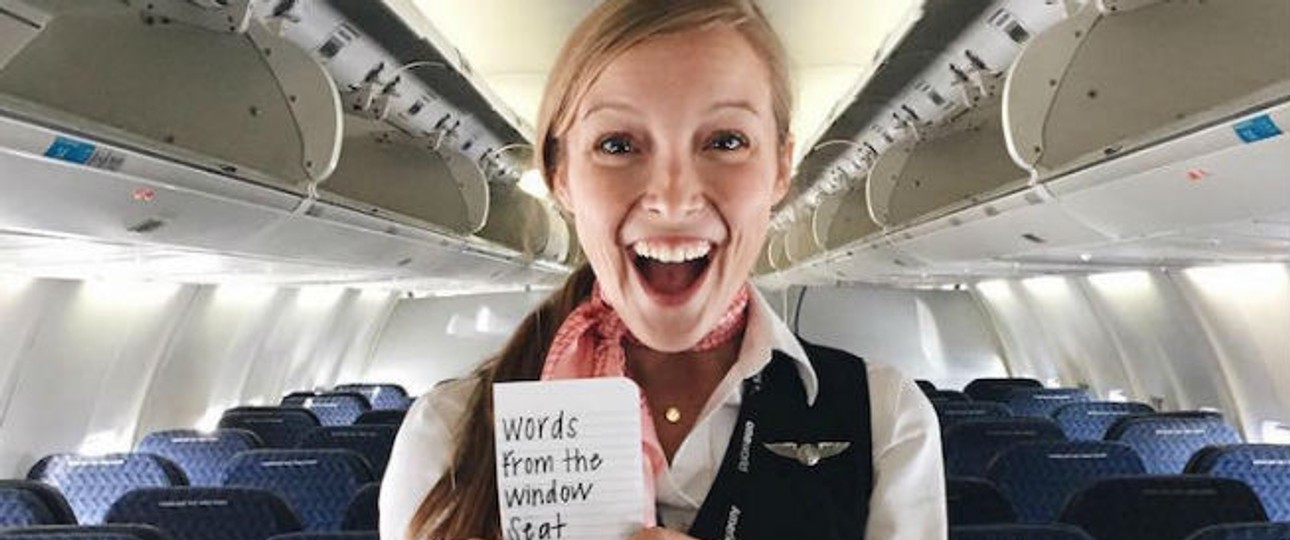 Die 22-jährige Flugbegleiterin Taylor Tippett muntert mit den versteckten Botschaften im Flugzeugfach ihre Passagiere und sich selbst auf.