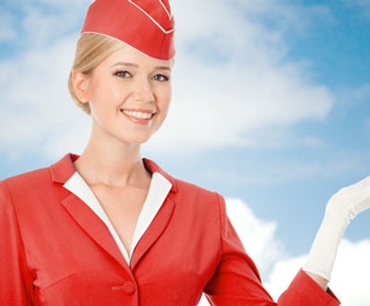 In Imagefilmen präsentieren sich Airlines gerne freundlich: In der Realität sieht es häufig anders aus - das sollte sich ändern, raten Verbraucherforscher.