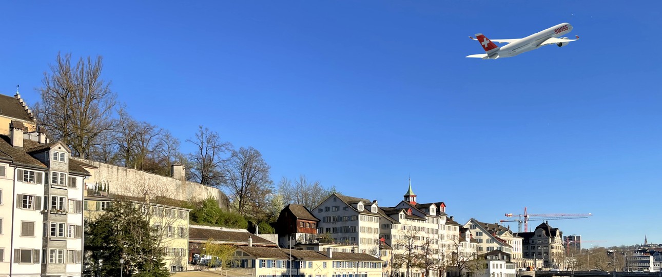 Airbus A350 von Swiss über Zürich (Montage): Swiss bekommt weitere Exemplare.