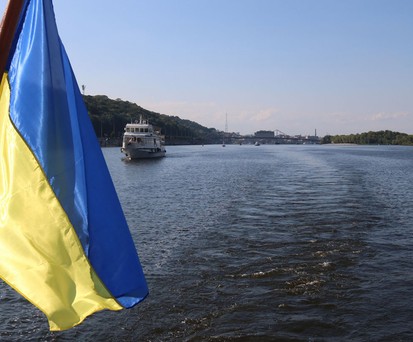 Schiffe auf dem Dnjepr: Das Denkmal für die Opfer von Flug PS752 soll im Verbovyi Park am Flussufer entstehen.
