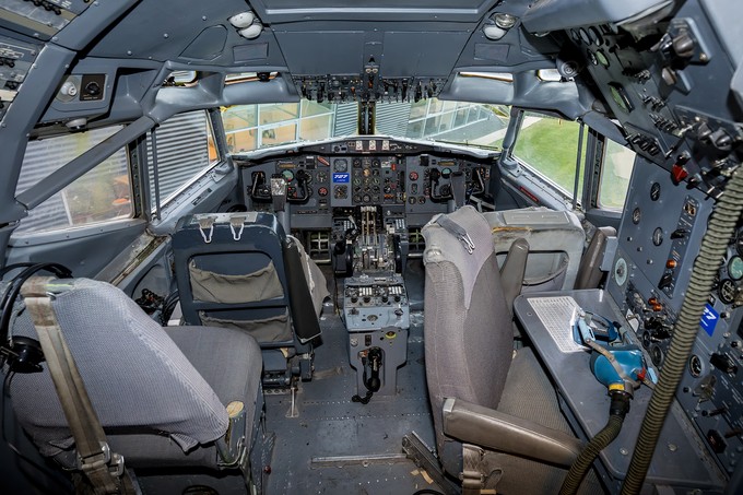 Das Cockpit der Boeing 727 ist sehr gut erhalten, wie ...