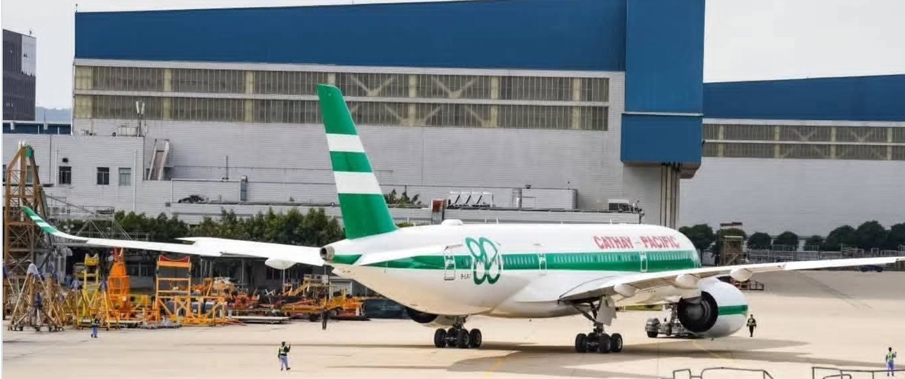 Airbus A350-900 von Cathay Pacific: Das Flugzeug trägt den Jubiläums-Look zum 80. Geburtstag.