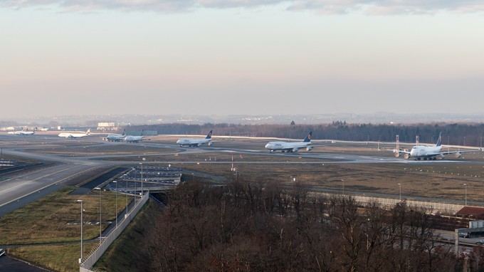 Abstand halten auch bei den Flugzeugen: Aus diesem Winkel sieht man, dass die 747 alle relativ weit auseinander stehen.