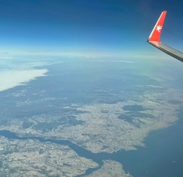 Blick aus einem Corendon-Flieger: Ab 18 deutschen Flughäfen möglich.